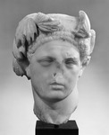 Head of young beardless man turned to its left. Hair cropped short and crown covered by a wreath made out of ivy leaves, the frontal ones broken off. Identification usually made as Hercules, but due to the leaves Dionysus is another option.