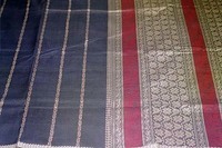 Hasanpet (near Draksharama) is known for the extensive cotton embroidery in the pallu (end that hangs over the shoulder) of the sari.