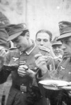 Tasting the soup. On the left Hubert Van Eyser who was to be killed in action at Cherkassy as a platoon leader in the 1st Company. (Phto J. Mathieu/Coll. E. De Bruyne).