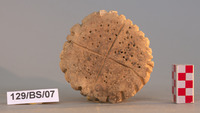 Fig 81a: Inscribed Material from Bīr Shawīsh 21 shows a jar lid with a cross and dotting on the disc surface. It has a dimension of height 4.1 cm (81b) and maximum diameter of 5.2 cm (81a).