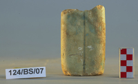 Fig 94b: Pillar of Egyptian faience with was scepter, front (94a) and back (94b). The two prongs and the lowest part of the staff are shown. The faience pillar measures 6.1 cm high by 3.7 cm wide.