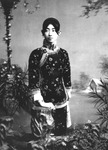 Figure 10.2: Photo of Beijing opera master Mei Lanfang, costumed as the female protagonist of a drama, wearing the everyday clothing for women in early-­twentieth-­century China.