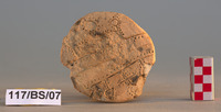 Fig 82a: Inscribed Material from Bīr Shawīsh 22 shows a jar lid with a mirrored landscape. It has a dimension of height 4.5 cm (82b) and maximum diameter of 5.5 cm (82a).