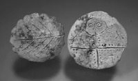 Fig 77: Inscribed Material from Bīr Shawīsh 16 and 30. One is a jar lid with a single sprig and the other jar lid has a human figure. It has a dimension of maximum diameter of 5.6 cm.