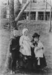 Photo of the siblings Hilda, Gilbert and Harold as young children.