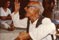 Phakkar, former Nauṭaṅkī actor of Lucknow, gesturing at the end of a vocal line. Photographed in Lucknow in 1982.