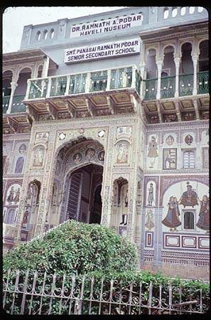 A girls school and haveli museum is run by the Podar Trust in Nawalgarh.