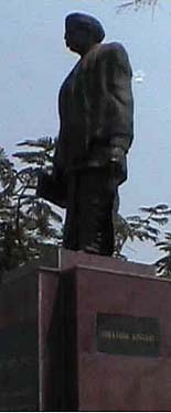 Statue of Gurajáda Appárávu.