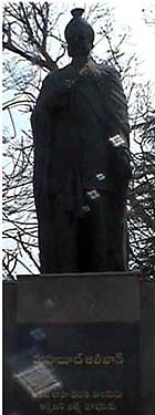 Statue of Mahabúb Álíkhán.