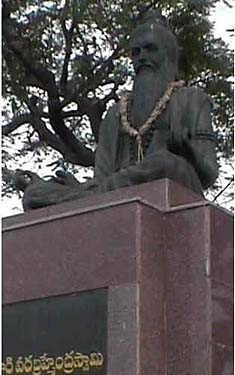 Statue of Pótulúri Vírabrahméndraswámi.